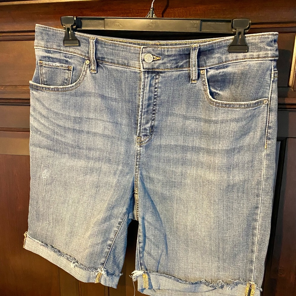 Chico’s slimming Mom Jean shorts Sz 12 generous fit